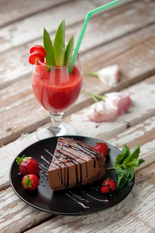 chocolate cake and strawberry drink